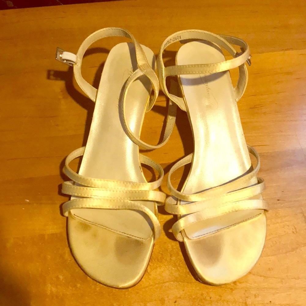 Cara sz 2 Yellow flower girl sandals short heel